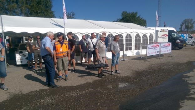 Simon Larsen´s 35 gæster nød sommervarmen og rallybilerne
(Foto: MD/autoMOTIV)